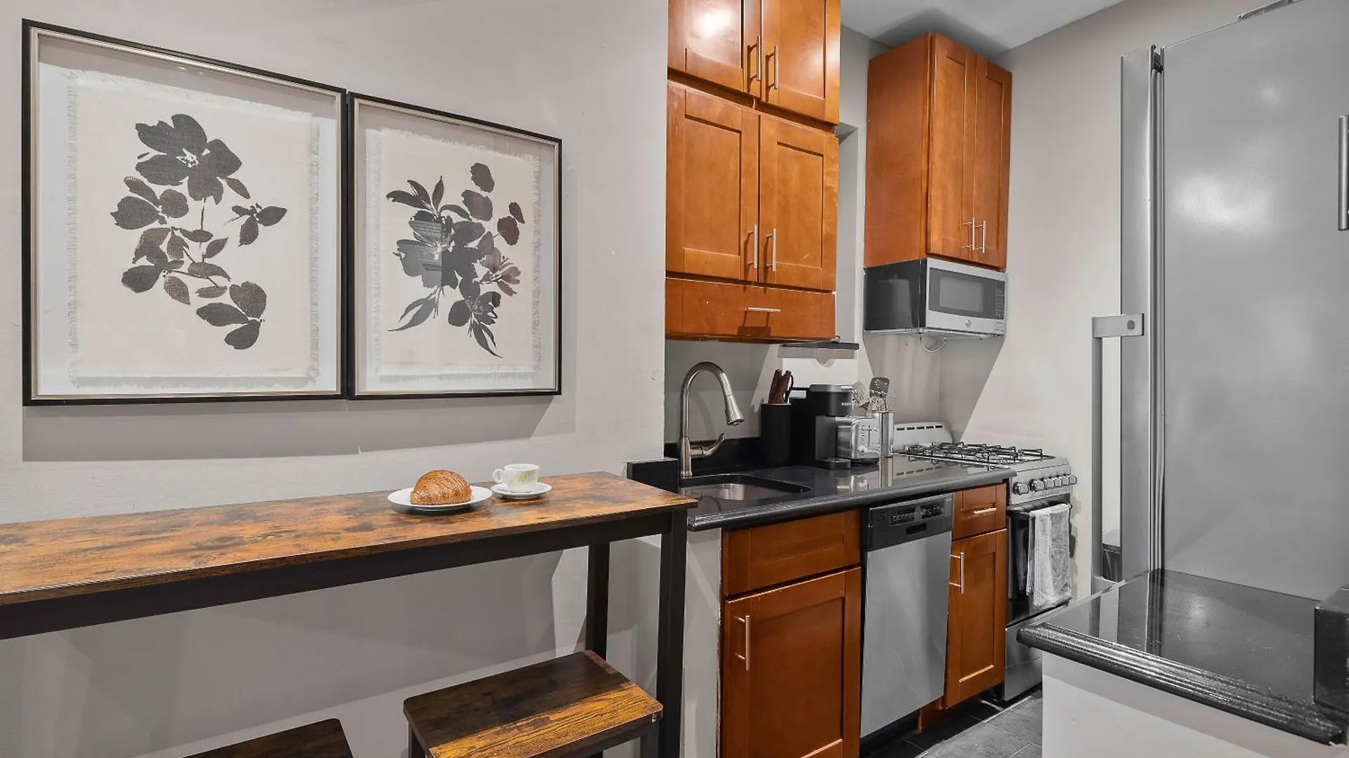 Spacious Midtown Retreat 2Br Nyc Haven Near Landmarks 뉴욕 아파트